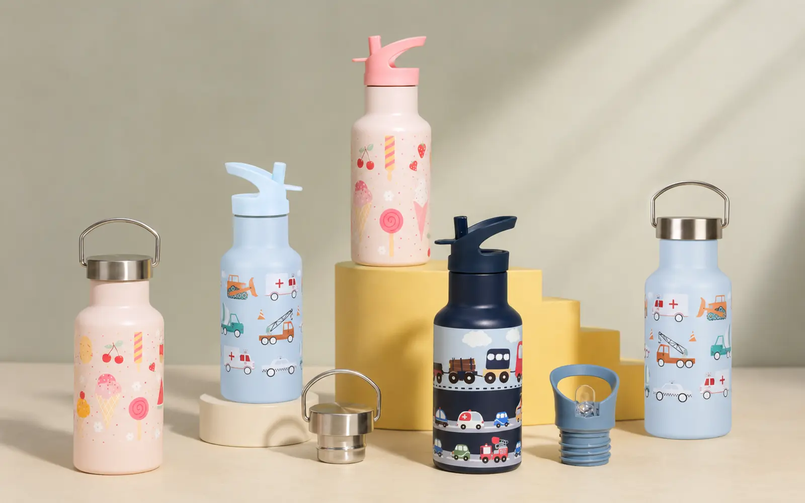 Kids bottles with printed patterns, straw lids and handle caps.