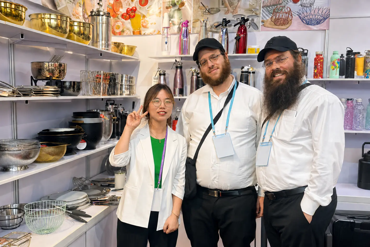 Vivian, founder of MOWXI, meeting customers at an international kitchenware trade show