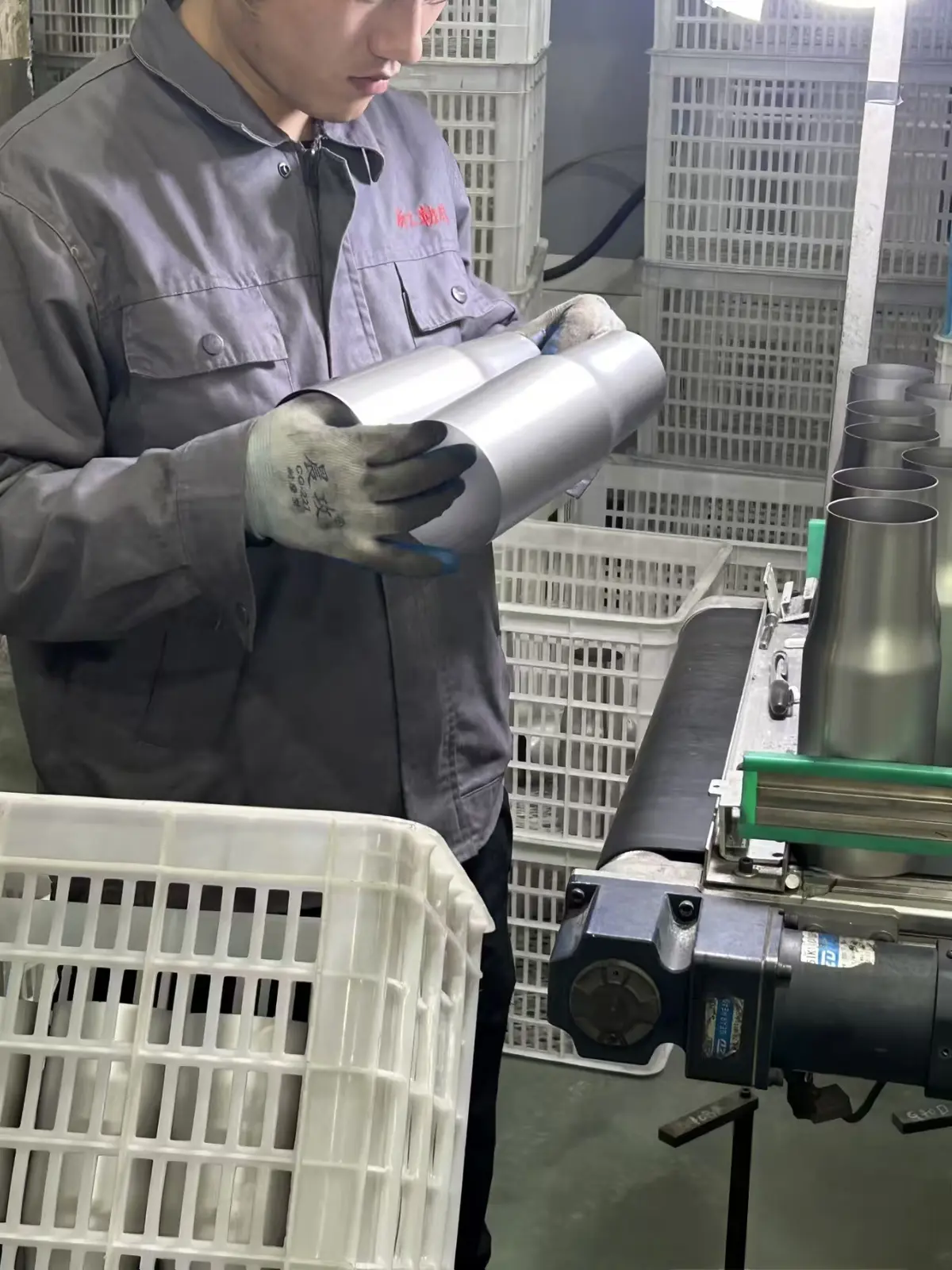 Inspector checking stainless steel tumbler-body surfaces at a MOWXI-owned or affiliated factory site
