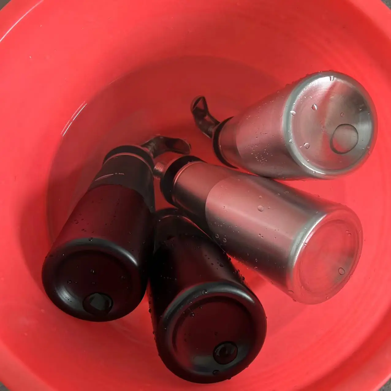 Charged MX-500AB cream whippers immersed in water for a timed leakage observation