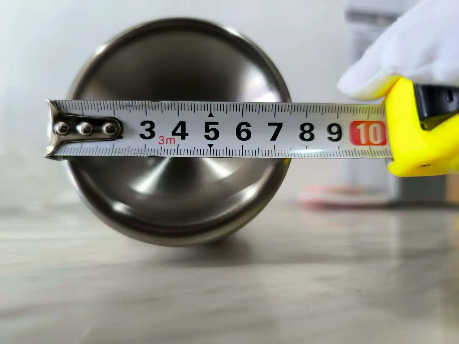 MOWXI inspector measuring the body diameter of an MX-500AB cream whipper